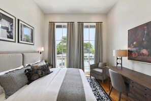 5 Schlafzimmer, Schreibtisch, Bügeleisen/Bügelbrett, Reisekinderbett