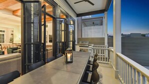 Outdoor dining - New Luxury Home | Heated Pool & Spa (New Orleans)