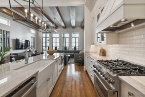 Fridge, microwave, oven, stovetop - New Luxury Home | Heated Pool & Spa (New Orleans)