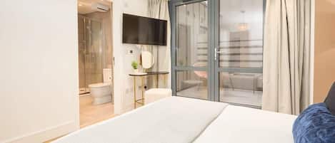 3 dormitorios, escritorio, tabla de planchar con plancha y cuna de viaje