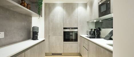 Frigorifero, microonde, forno, piano cottura