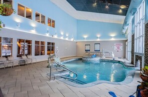 Una piscina cubierta, una piscina al aire libre