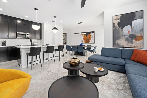 Una televisión, un reproductor estéreo