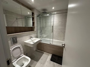 Shower, towels - Remarkable 1-bed Apartment in Salford (Salford)