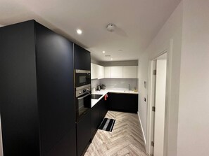 Refrigerador, microondas, horno y parrilla de estufa