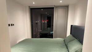 Room - Remarkable 1-bed Apartment in Salford (Salford)