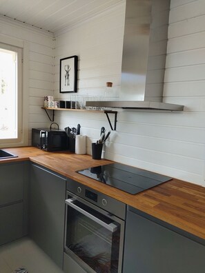 Microwave, oven, dishwasher - Villa Vaara -You can see Torne river and hear the rapids. (Vonkavaara)