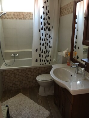 Douche, serviettes fournies, savon, papier toilette