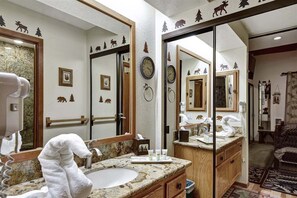 A bathroom with a large mirror, a sink, and a towel rack. - Snowcreek 464- Nice Condo with Mountain Views (Mammoth Lakes)
