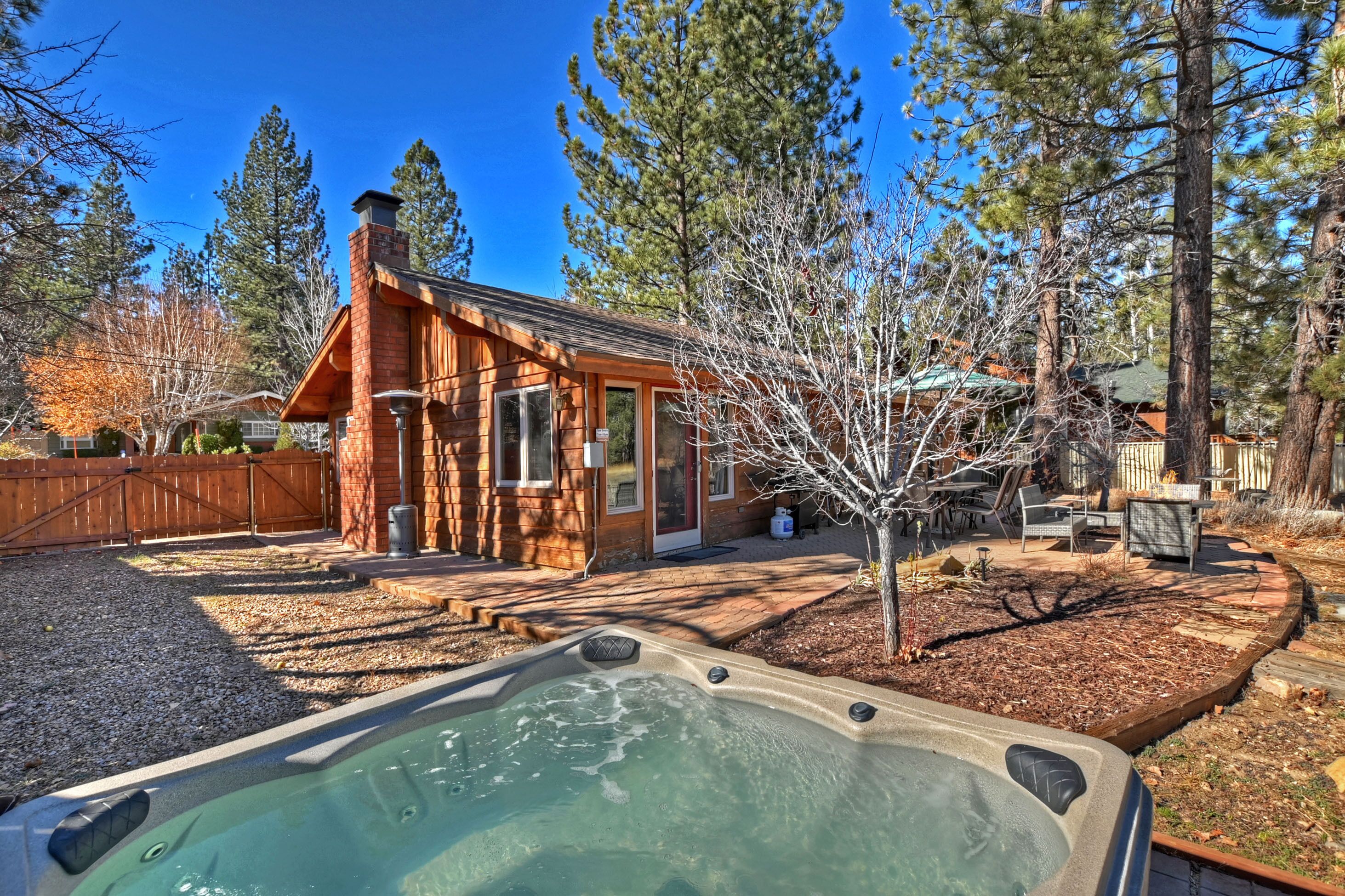 Centrally located Pet Friendly Home with Hot Tub, Fire Pit, and Meadow Views