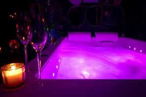 Indoor spa tub