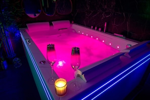 Indoor spa tub