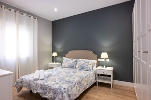 3 slaapkamers, een strijkplank/strijkijzer, gratis wifi, beddengoed