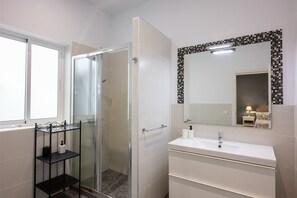 Shower, hair dryer, towels