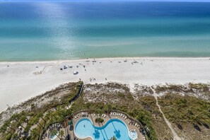 På stranden