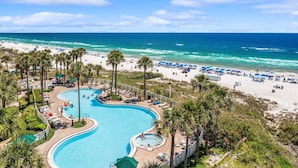 Ein Resort mit großem Pool, Strand und Meerblick.