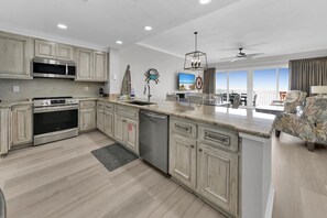 Geladeira, micro-ondas, fogão, cooktop