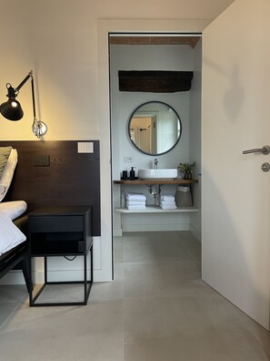 2 bedrooms, desk, travel crib, free WiFi - Luxury home with pool and spectecular views (Piemonte)