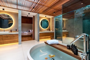 独立的浴缸和淋浴、免费洗浴用品、吹风机、拖鞋