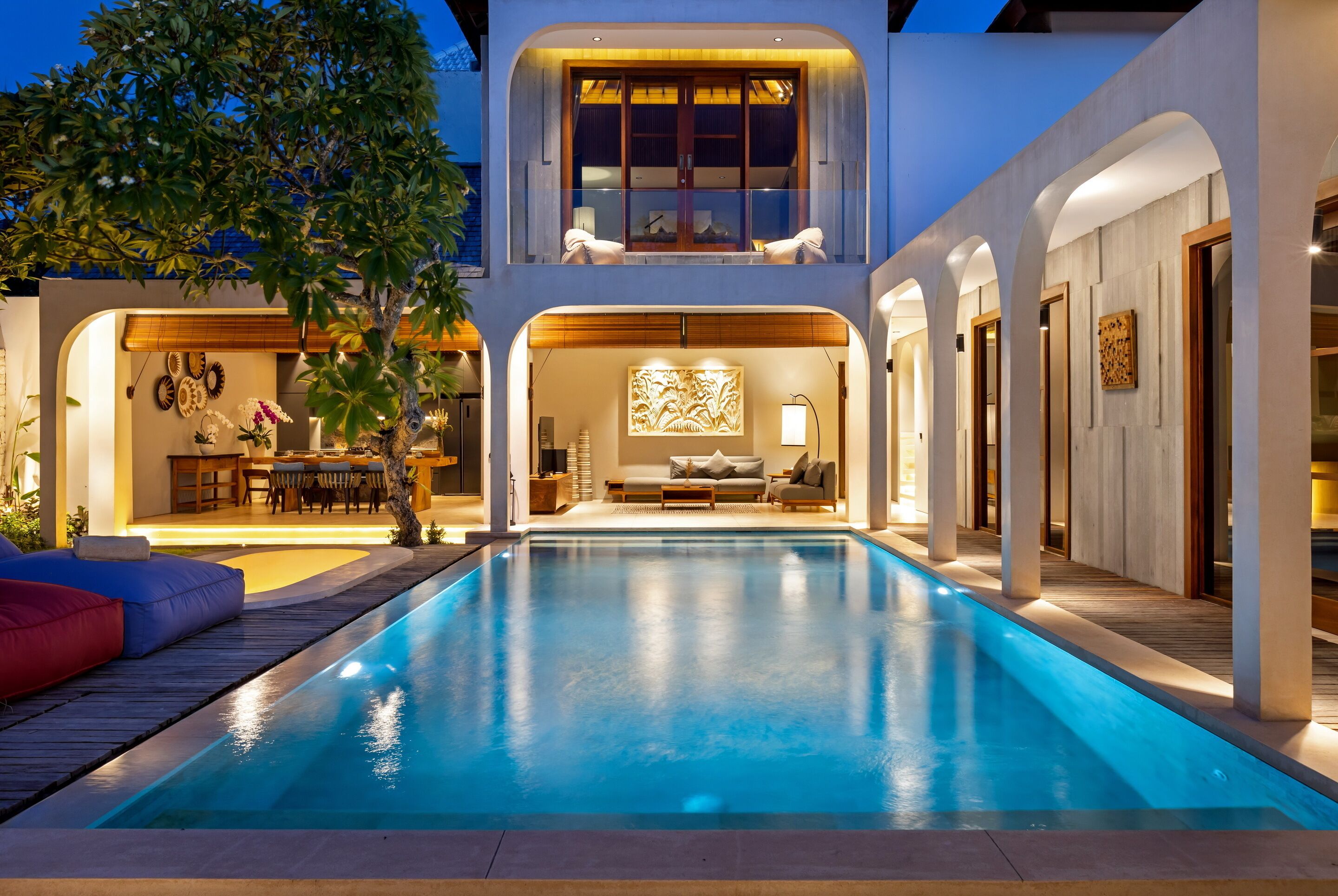 Villa Deluxe, 3 habitaciones, piscina privada | Zona de estar | Smart TV de 55 pulgadas con canales por satélite, Netflix