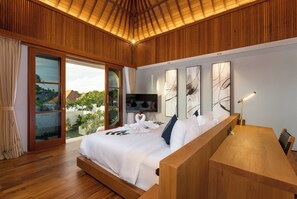 Roupas de cama premium, escrivaninha, espaço de trabalho para notebook