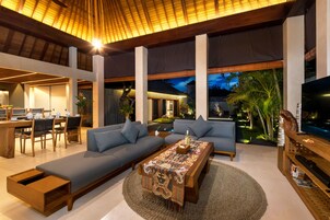 Vila exclusiva, 2 quartos, piscina particular | Área de estar | Smart TV 55 polegadas com canais via satélite, Netflix