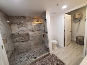 Douche, sèche-cheveux, serviettes fournies, papier toilette