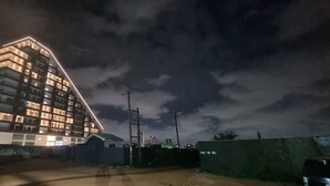 A multi-story building with illuminated balconies and a flat roof. - Chic Studio in The Signature, Accra (Accra)