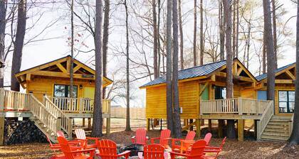 Enchanting Cabin Treehouse Retreat with Fire Pit - Perfect Getaway!