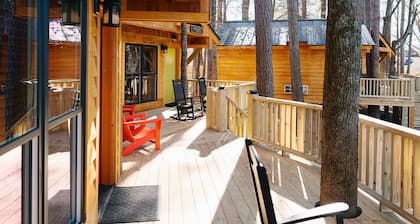 Enchanting Cabin Treehouse Retreat with Fire Pit - Perfect Getaway!