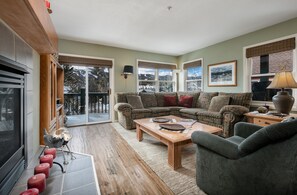 TV, fireplace, DVD player - Wendall Square Long Stay Townhome: A True Breck Gem (Breckenridge)