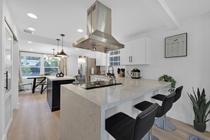 Een koelkast, een magnetron, een oven, een kookplaat