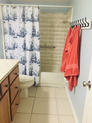 Dusche, Haartrockner, Handtücher, Seife