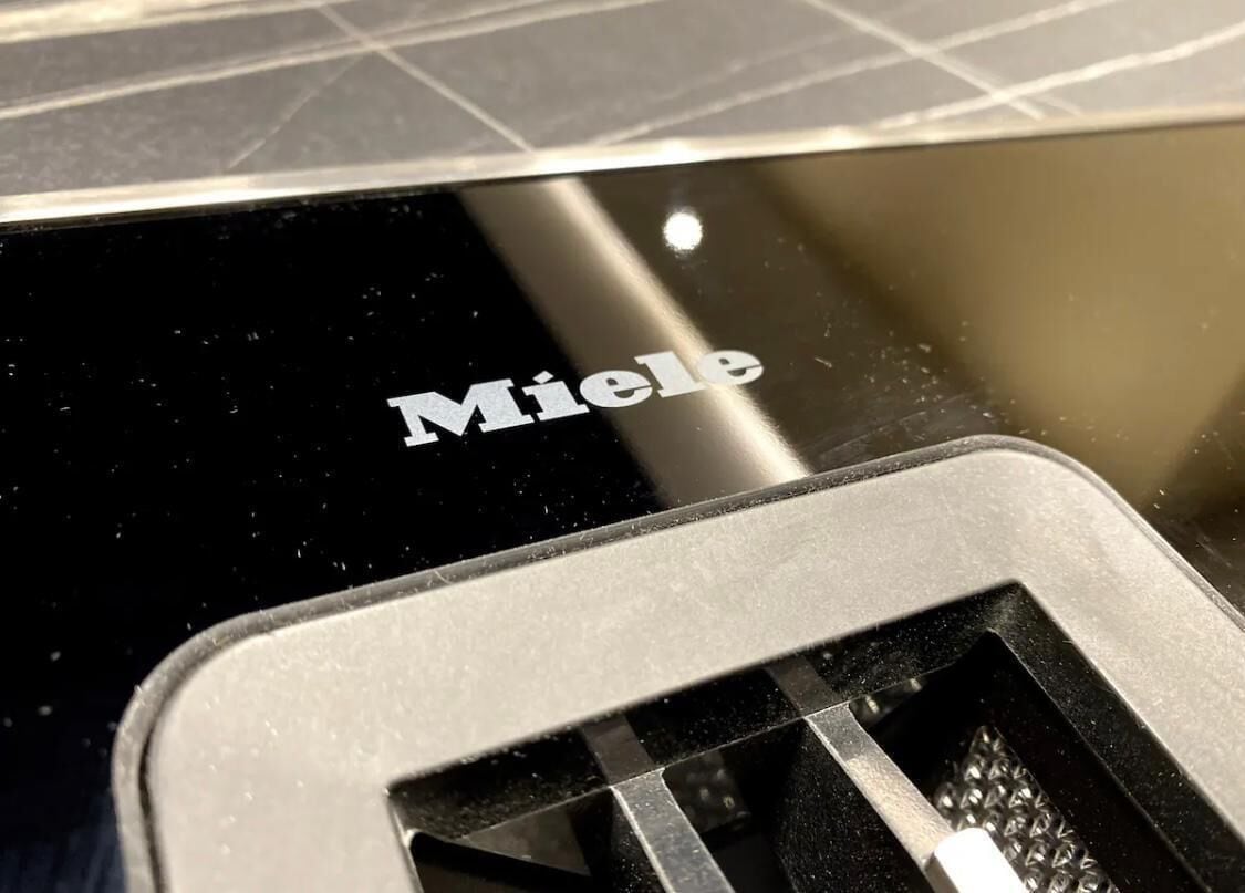 Primer pla d'una superfície negra amb la paraula "Miele" gravada.