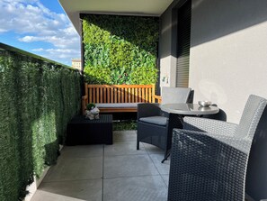 Outdoor dining - Appartement de Haut Standing -jacuzzi- Proche des Marché de Noël de Strasbourg (Schiltigheim)