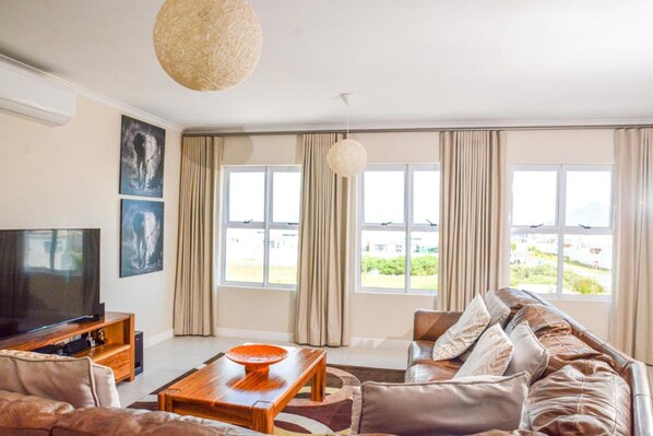 Ferienhaus | Wohnbereich | Fernseher