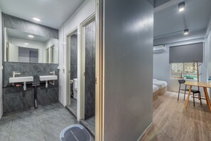 Family Room for 4 People. | Baño | Ducha y secador de pelo