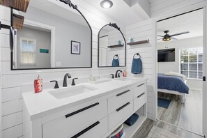 4 makuuhuonetta, silitysrauta/-lauta, vauvan matkasänky, Wi-Fi