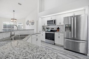 Kylskåp, mikrovågsugn, ugn och spishäll