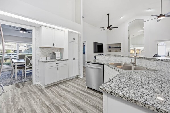 Kylskåp, mikrovågsugn, ugn och spishäll