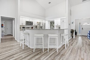 Fridge, microwave, oven, stovetop - Peacock Paradise in Ocala (Ocala)