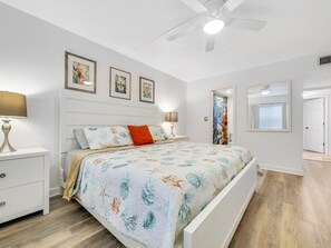 2 bedrooms, iron/ironing board, travel crib, free WiFi - The Beach Pad~5 Min Walk to Beach~Pool-Boat Access (St. Augustine)