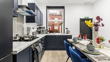 Fridge, oven, stovetop, cookware/dishes/utensils