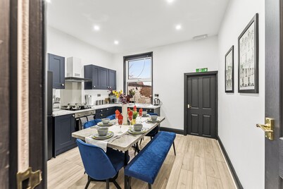 Stylish Designer 4 bed with Free Parking