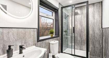 Stylish Designer 4 bed with Free Parking