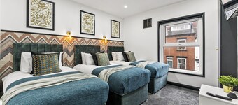 Stylish Designer 4 bed with Free Parking
