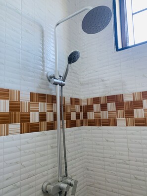 Secador de cabelo, toalhas de banho, sabonete, papel higiênico