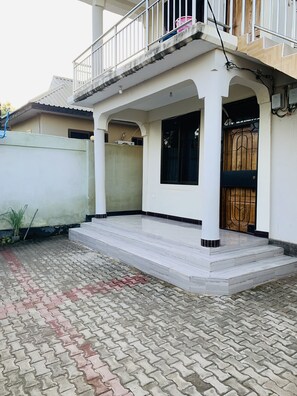 Exterior detail - Welcome to Cyrill's House (Dar es Salam)