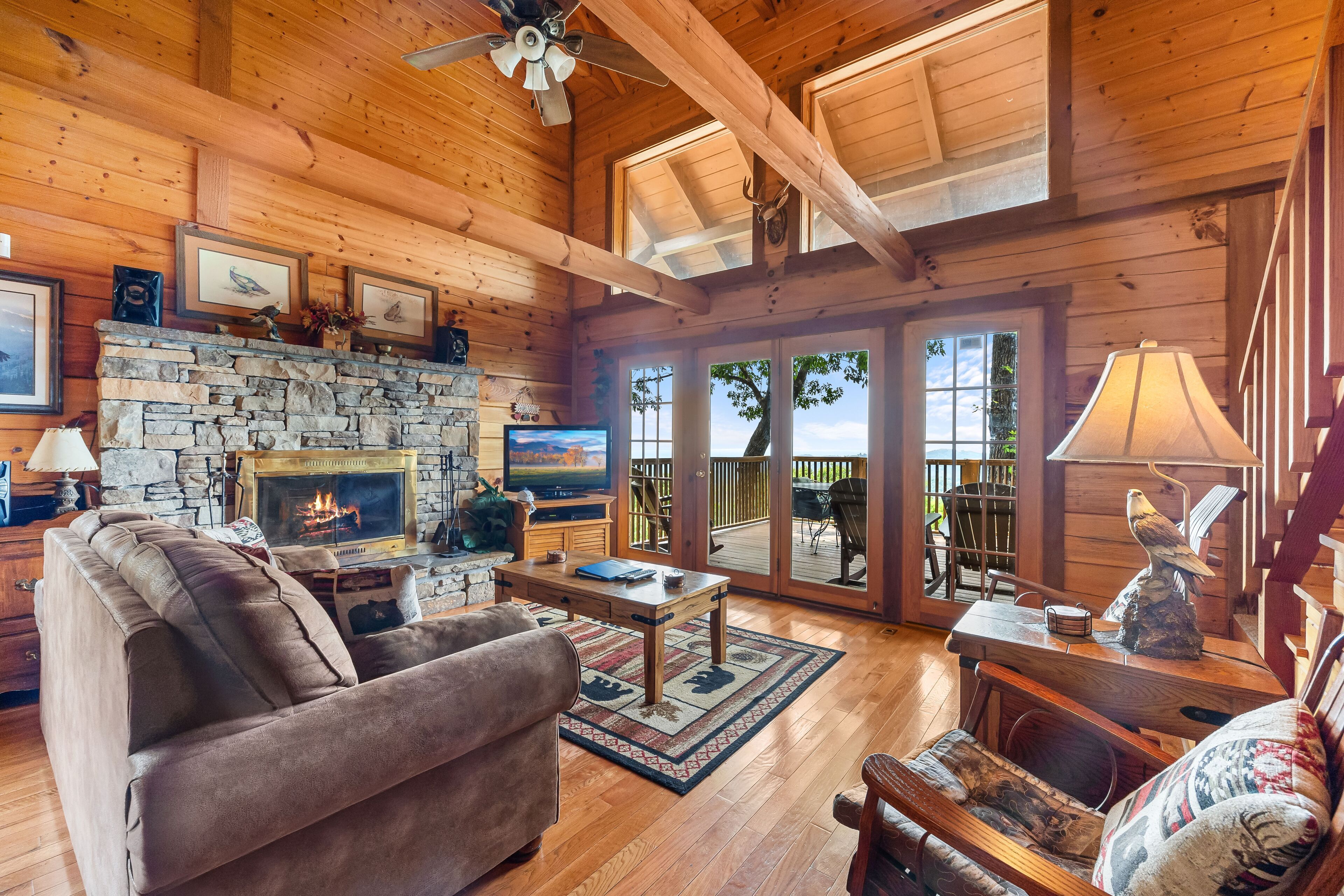 Una Smart TV, una chimenea, videojuegos, un reproductor de DVD