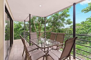 Outdoor dining - Steps to Beach | Free Pool Gym & Beach Club Access (Tamarindo)